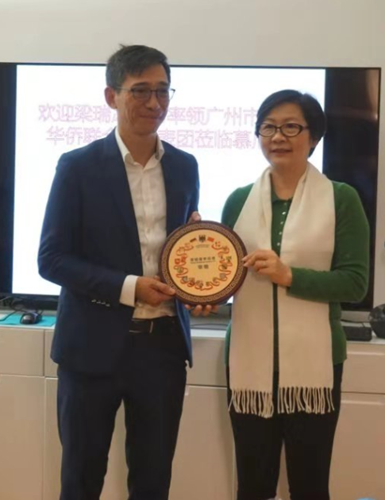 廣州市僑聯(lián)主席梁瑞冰向德國廣東商會(huì)會(huì)長(zhǎng)陳國英贈(zèng)送紀(jì)念品