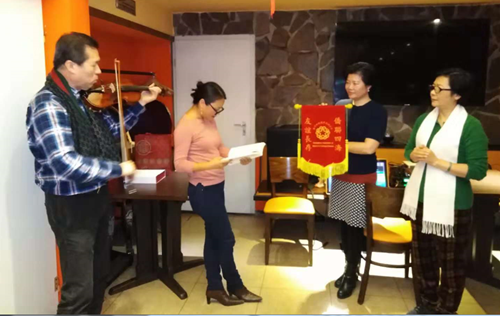 廣州市僑聯(lián)主席梁瑞冰向德國廣東商會(huì)地區(qū)執(zhí)行會(huì)長(zhǎng)梁艷珠贈(zèng)送紀(jì)念品并現(xiàn)場(chǎng)觀看表演