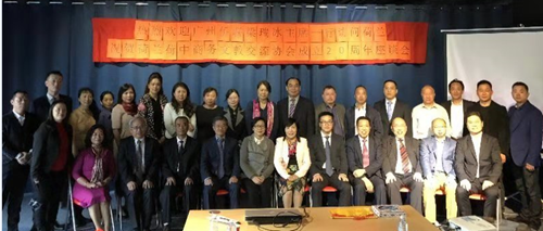 代表團(tuán)與參會(huì)的僑領(lǐng)合影留念