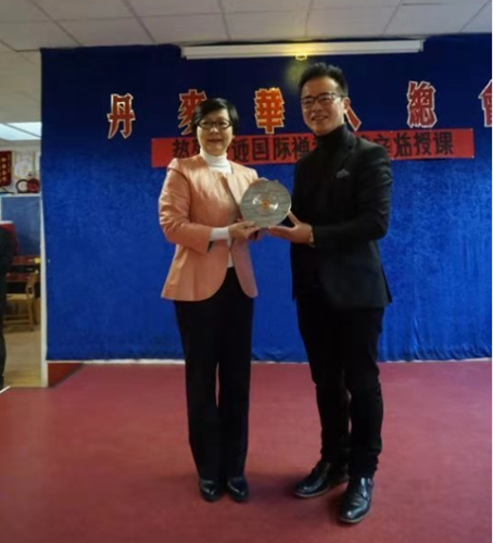 廣州市僑聯(lián)主席梁瑞冰向丹麥華人總會(huì)主席林燕標(biāo)贈(zèng)送紀(jì)念品