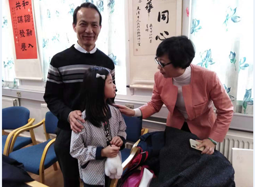 廣州市僑聯(lián)主席梁瑞冰與中文學(xué)校學(xué)生交流，勉勵(lì)他們學(xué)習(xí)中華文化，弘揚(yáng)優(yōu)良傳統(tǒng)，什么時(shí)候都記得自己是個(gè)中國人