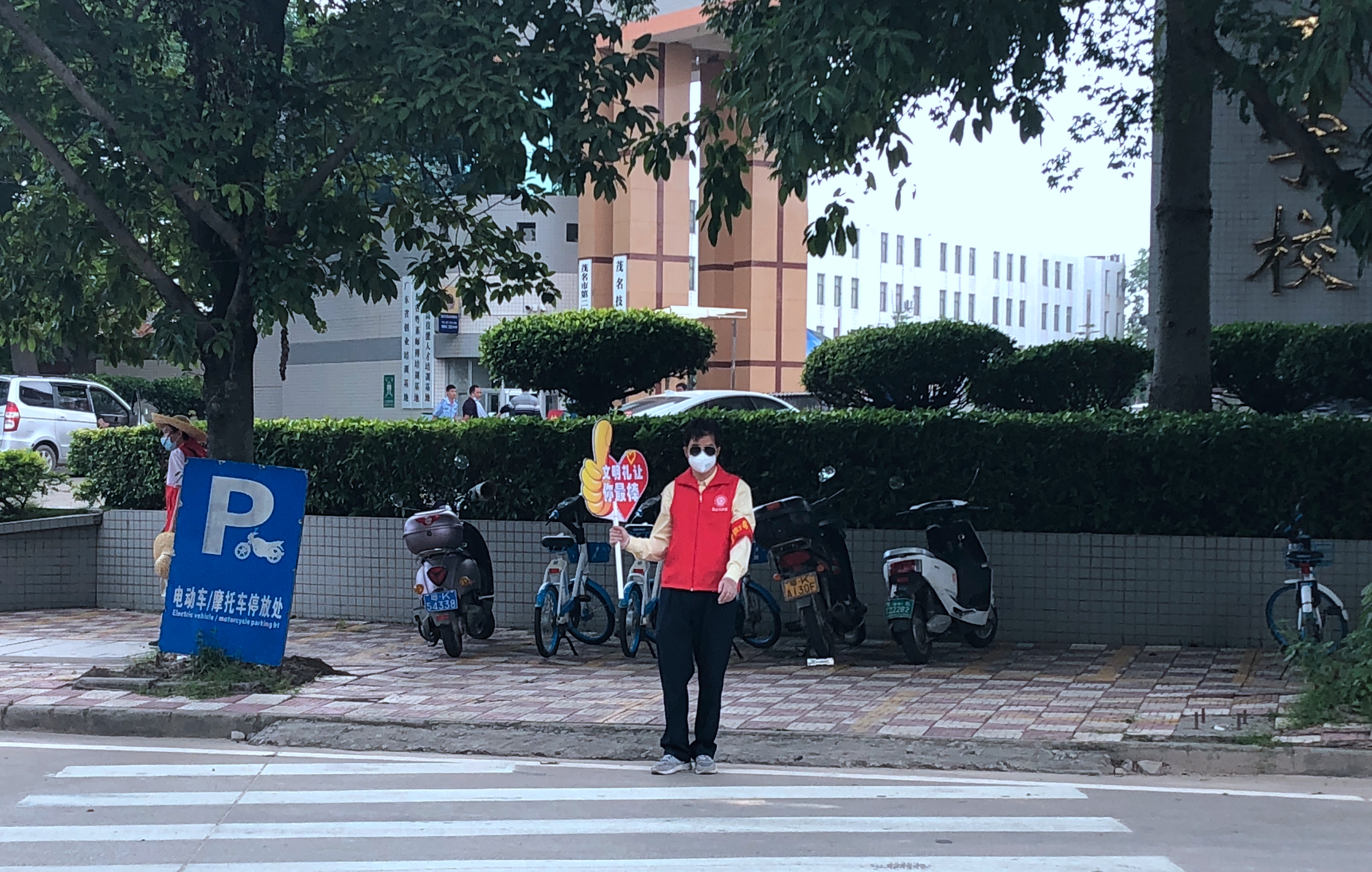 市僑聯(lián)志愿者開展文明勸導活動（圖中為李仲）。.jpg