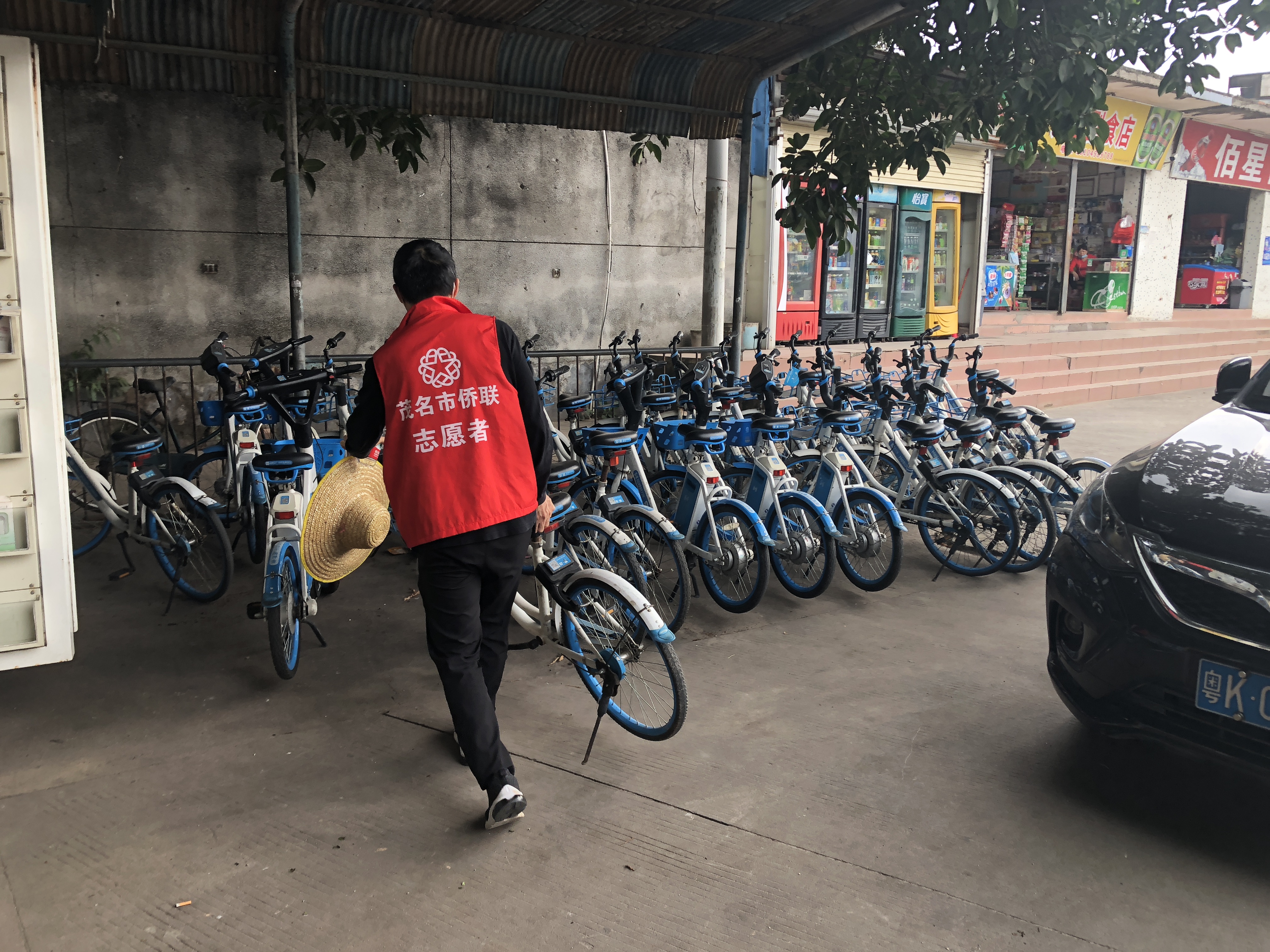 市僑聯(lián)志愿者整治亂停亂放車輛。.jpg
