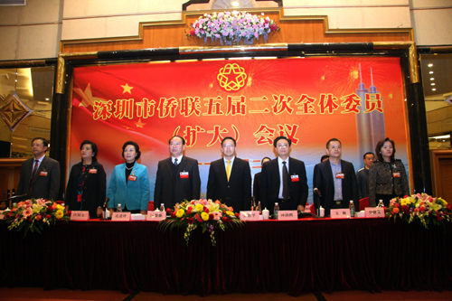 深圳市委常委、統(tǒng)戰(zhàn)部部長張思平（右四），廣東省僑聯(lián)副主席區(qū)德強（左四）等到會祝賀。