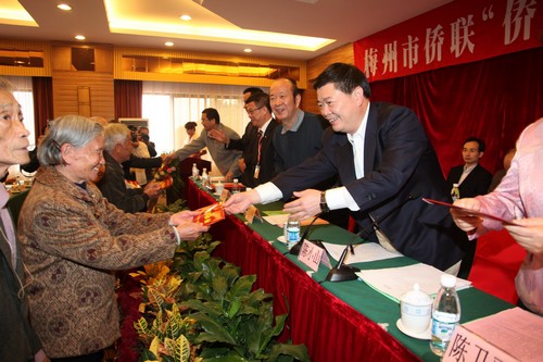 市委陳小山副書記向困難歸僑發(fā)放社?？?。