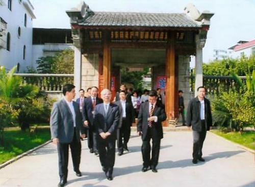 訪問團一行在縣領導的陪同下參觀萬秋樓。
