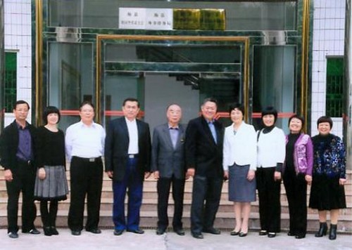 萬隆僑領與梅縣僑務局、僑聯(lián)會班子成員合影留念。