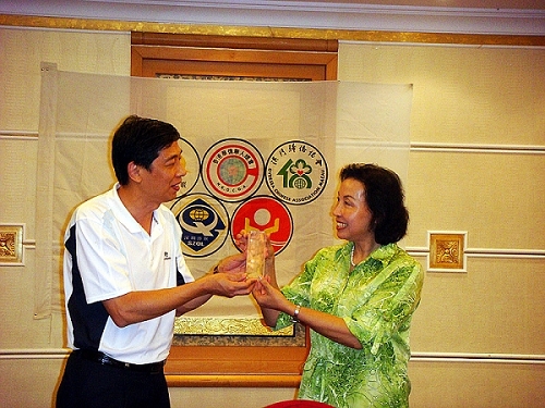 廣州市僑聯(lián)副主席孫穗君（左）向深圳市僑聯(lián)主席孔愛玲（右）贈送紀念品。