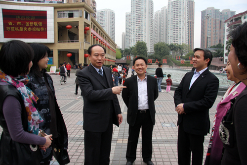 廣東省僑聯(lián)副主席區(qū)德強(qiáng)（左三）一行在皇崗社區(qū)參觀。李恩 攝