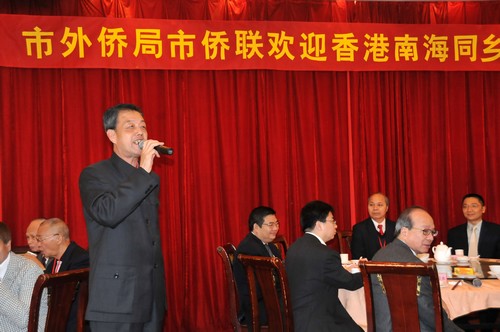 林振輝代表市僑聯(lián)、市外事僑務(wù)局致歡迎辭。
