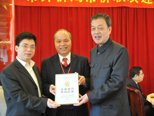 市僑聯(lián)和香港南海同鄉(xiāng)總會互相贈送了紀念品。