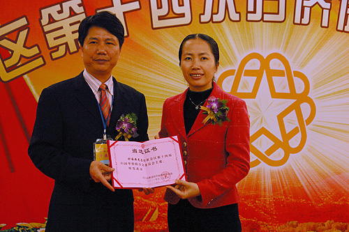 新會(huì)區(qū)委常委張蓮友（右）向新任區(qū)僑聯(lián)主席鐘國(guó)安（左）頒發(fā)當(dāng)選證書