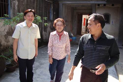 左為楊嬋珠及其大兒子、右袁奕江。