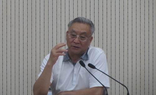 海協(xié)會(huì)副會(huì)長(zhǎng)、廈門(mén)大學(xué)新聞傳播學(xué)院院長(zhǎng)張銘清教授給學(xué)員作對(duì)臺(tái)形勢(shì)報(bào)告。