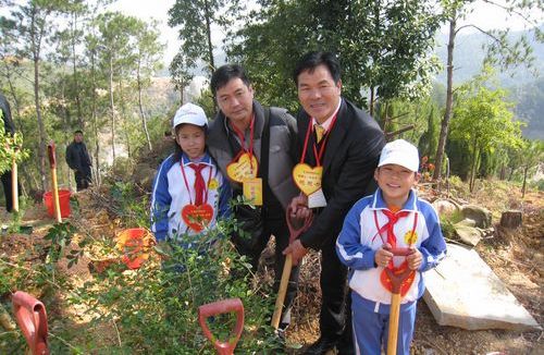 市僑青會黃增生會長（右二）、黃增耀副理事長（左二）與當(dāng)?shù)貙W(xué)生共植青年林