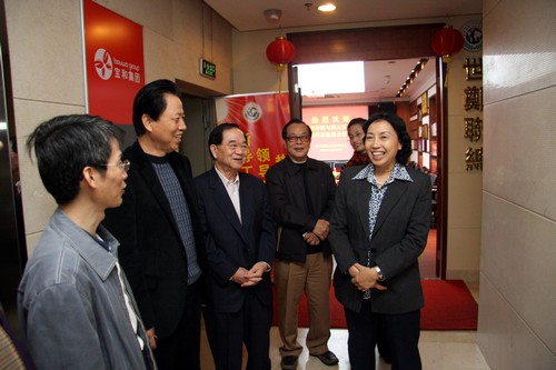 市委統(tǒng)戰(zhàn)部副部長、市僑聯(lián)主席孔愛玲（右一）在世界鄭氏宗親聯(lián)誼總會(huì)參觀。 李恩 攝.