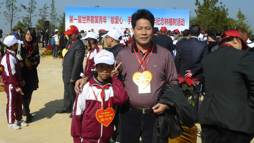 東源縣客屬青年代表與貧困學(xué)生交換愛(ài)心卡、感恩卡。