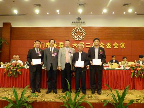 省僑聯(lián)副主席李崴（中）、江門市副市長易中強(qiáng)（左二）為新當(dāng)選的江門市華僑歷史學(xué)會第六屆會長張國富（左一）、副會長張國雄（右一)、梅偉強(qiáng)（右二）頒發(fā)證書。