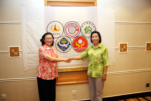 五地僑界乒乓球聯(lián)誼賽會(huì)旗交接。李恩 攝