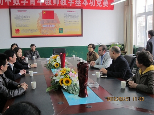 澳大利亞V集團(tuán)、廣州僑聯(lián)與當(dāng)?shù)氐膶W(xué)校商談捐贈(zèng)事宜。
