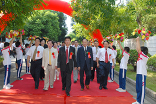 2010年9月16日，榕城區(qū)召開第二次歸僑僑眷代表大會。榕城區(qū)區(qū)委書記、區(qū)人大常委會主任黃史昉（右三），區(qū)委副書記、區(qū)長吳平河（右一）、區(qū)委副書記黃少鵬（左一）、區(qū)委副區(qū)長周武城（二排右一）、區(qū)僑聯(lián)主席林桂娟（二排左一）等領(lǐng)導熱烈歡迎香港九龍揭陽同鄉(xiāng)總會會長林興識先生（左二）、主席孫振光（右二）先生等海內(nèi)外嘉賓參加會議。