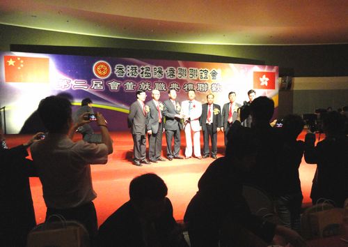 周武城副區(qū)長(zhǎng)代表榕城區(qū)政府與香港揭陽(yáng)僑聯(lián)聯(lián)誼會(huì)互贈(zèng)紀(jì)念品。榕城區(qū)僑聯(lián) 供圖