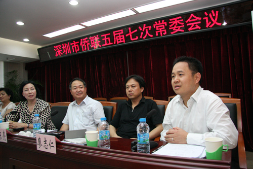 莊創(chuàng)業(yè)（右一）在當(dāng)選市僑聯(lián)副主席后發(fā)言。李恩 攝