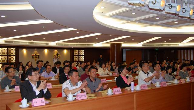與會委員鼓掌通過市僑聯(lián)十三屆二次全委會工作報告。