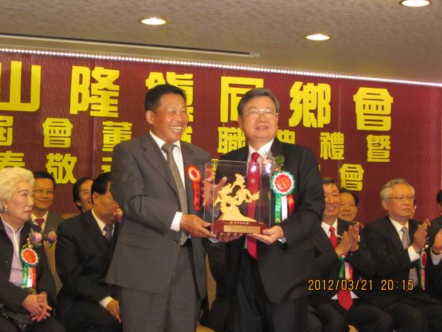 馬志剛副主席贈(zèng)紀(jì)念品。