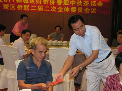 禪城區(qū)僑聯(lián)榮譽主席霍樹添先生發(fā)放“霍樹添關愛金”