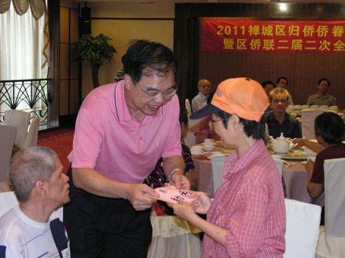 禪城區(qū)委社工部領導向困難歸僑發(fā)放慰問金