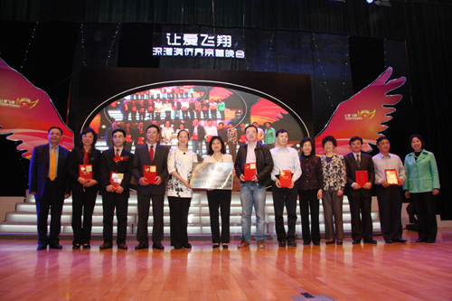 省、市僑聯(lián)領(lǐng)導(dǎo)，市老領(lǐng)導(dǎo)為市僑聯(lián)衛(wèi)生醫(yī)藥保健委員會(huì)授牌頒證。李恩 攝