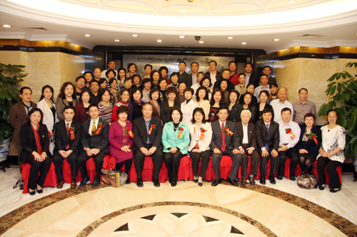 市僑聯(lián)衛(wèi)生醫(yī)藥保健委員會(huì)第一次全體委員會(huì)議成員合影。李恩 攝