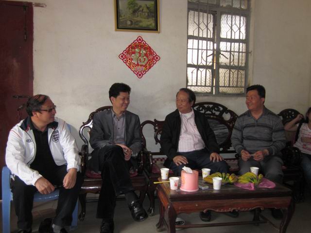 余志勇副主席（左二）與鄉(xiāng)親們相談甚歡。