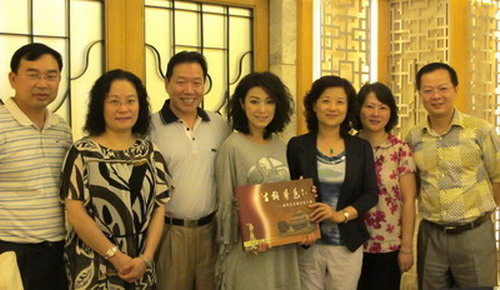 廣州市越秀區(qū)政協(xié)副主席、越秀區(qū)委統(tǒng)戰(zhàn)部長(zhǎng)陳曉覺(jué)（右3），統(tǒng)戰(zhàn)部副部長(zhǎng)、臺(tái)灣事務(wù)辦公室主任宋曉風(fēng)（左1）， 越秀區(qū)僑務(wù)和外事辦主任張鏵（左1）、 越秀區(qū)政協(xié)僑臺(tái)委主任王南翔（右2），廣州市越秀區(qū)僑聯(lián)主席羅仲哲（左3）等出席了座談會(huì)。 圖為廣州市越秀區(qū)領(lǐng)導(dǎo)與米雪（右4）合影。