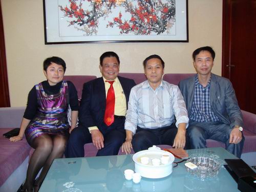左起揭東縣外僑局長(zhǎng)吳莉、揭東政協(xié)香港委員召集人王錫廷、揭東僑聯(lián)主席袁奕江、揭東統(tǒng)戰(zhàn)部副部長(zhǎng)曾育群。