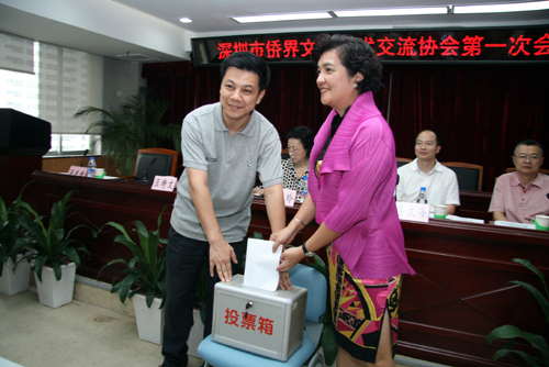投票選舉首屆理事。李恩 攝