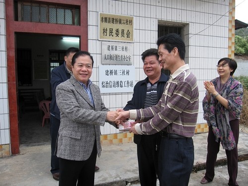 香港熱心人士陳沛耀先生現(xiàn)場捐款3萬元支持三社村“兩委”建設(shè)