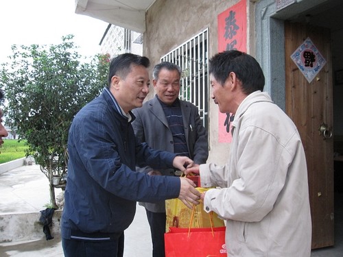 李瑜主席上門慰問貧困農(nóng)戶