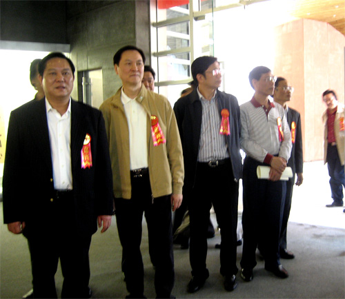 楊錫銘陪同潮州市領(lǐng)導(dǎo)黃俊潮、陳央、沈啟綿等欣賞許業(yè)桐作品