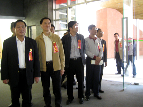 楊錫銘培同潮州市委副書記黃俊潮，市委常委、市委秘書長(zhǎng)陳央，市政協(xié)副主席、統(tǒng)戰(zhàn)部長(zhǎng)沈啟綿欣賞許業(yè)桐書法作品。