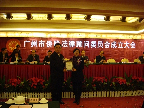 市委常委丁紅都（左一）為市僑聯(lián)副主席、市僑聯(lián)法顧委副主任梁瑞冰（右一）頒發(fā)聘書。