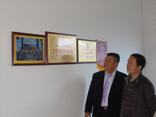 北市鎮(zhèn)鎮(zhèn)長余瑞國（右）陪同客人參觀北市鎮(zhèn)僑聯(lián)活動(dòng)室。