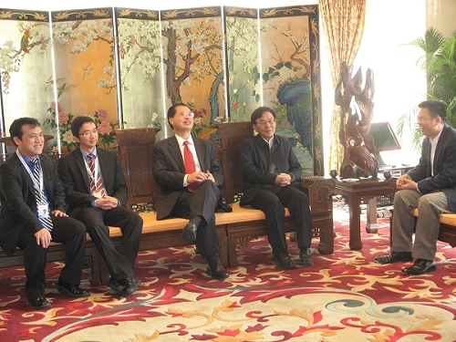 中國(guó)僑聯(lián)王永樂副主席（右二）、蘿崗區(qū)政協(xié)成潘流主席（左三）與新僑代表許嘉森博士（右一）、袁玉宇博士（左二）等親切交談。