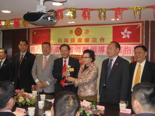 省僑聯(lián)主席王榮寶與香港揭陽(yáng)僑聯(lián)聯(lián)誼會(huì)主席邱長(zhǎng)喜互贈(zèng)紀(jì)念品。
