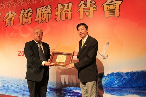 陜西省僑聯(lián)徐德龍主席（左一）向廣州市僑聯(lián)孫穗君副主席（右一）贈(zèng)送紀(jì)念品。