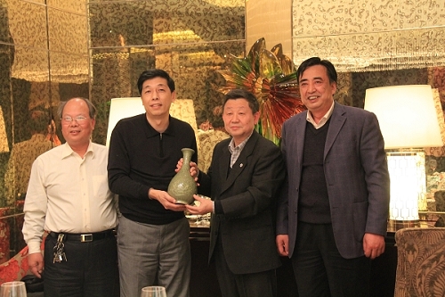 陜西省僑聯(lián)李路副主席（右二）向廣州市僑聯(lián)孫穗君副主席（左二）贈(zèng)送紀(jì)念品。