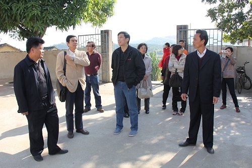 孫穗君副主席考察村小學建設。