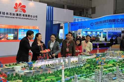 廣州市僑聯(lián)學(xué)習(xí)考察小組在西洽會(huì)參觀學(xué)習(xí)。