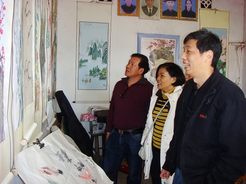 廣州市僑聯(lián)孫穗君副主席和越秀區(qū)僑聯(lián)羅仲哲主席、番禺區(qū)僑聯(lián)石玉娥主席考察三社村文化室建設。
